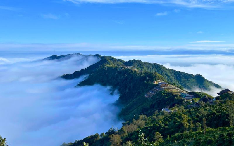 Kinh nghiệm Trekking Tà Xùa từ A đến Z: Chinh phục "thiên đường mây" Dinh Ta Xua Cham tay vao may troi