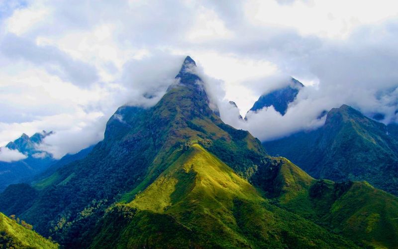 Trekking Fansipan - Nóc nhà Đông Dương: Kinh nghiệm trekking "xịn sò" nhất 2025! Bo tui nhung kinh nghiem quy bau tu tien boi
