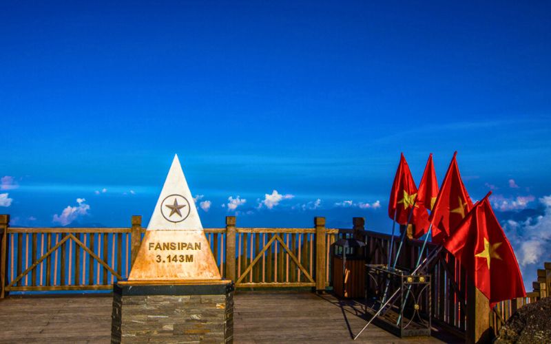 Trekking Fansipan - Nóc nhà Đông Dương: Kinh nghiệm trekking "xịn sò" nhất 2025! Fansipan Noc nha Dong Duong O Dau