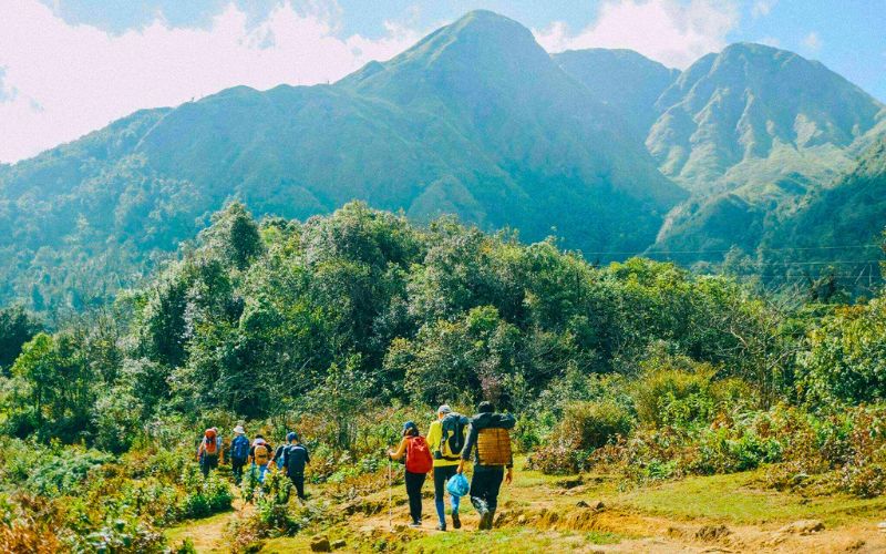Trekking Fansipan - Nóc nhà Đông Dương: Kinh nghiệm trekking "xịn sò" nhất 2025! Fansipan hack tuoi voi loat trai nghiem cuc pham khong the bo lo