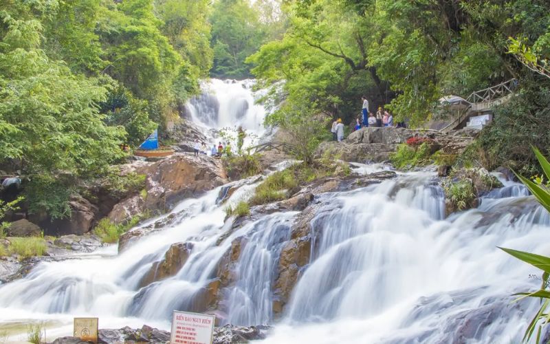So Sánh Thác Pongour và Datanla: Nên Đi Thác Nào Ở Đà Lạt 2025? Phan Tich Uu Nhuoc Diem Thac Pongour va Thac Datanla