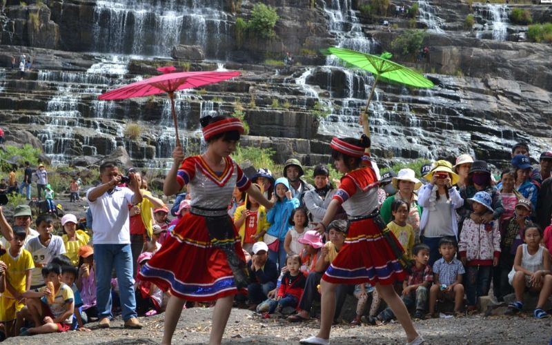 Truyền Thuyết Thác Pongour: Câu Chuyện Tình Yêu và Sự Hy Sinh le hoi thac pongour