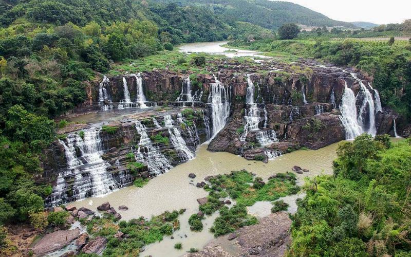 Truyền Thuyết Thác Pongour: Câu Chuyện Tình Yêu và Sự Hy Sinh moi tinh cua kanai va chang trai lang ben