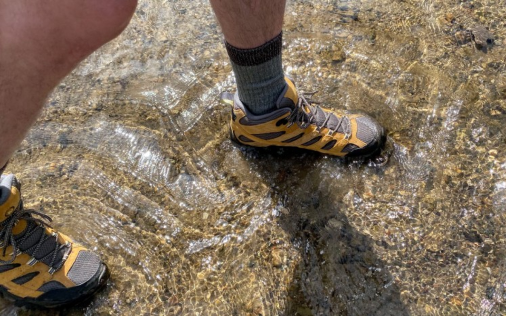 Review Chi Tiet Giay Trekking Merrell Moab 2 Mid GTX Vua cua Su Thoai Mai va Gia Tri 11