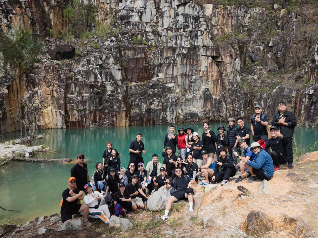 Trekking 2 Trung Party In The Forest